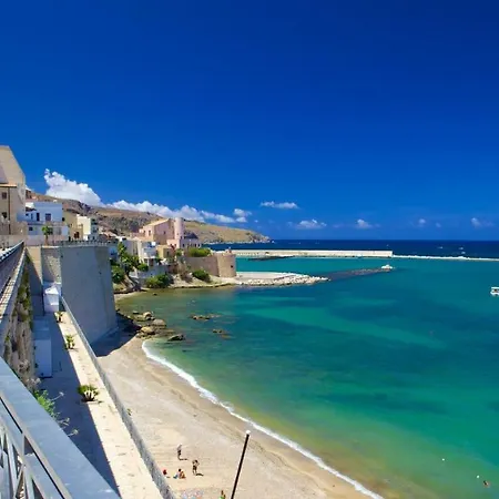 Fronte Del Porto *